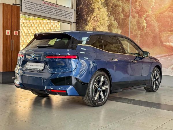 2022-BMW-iX-xDrive40 image:3