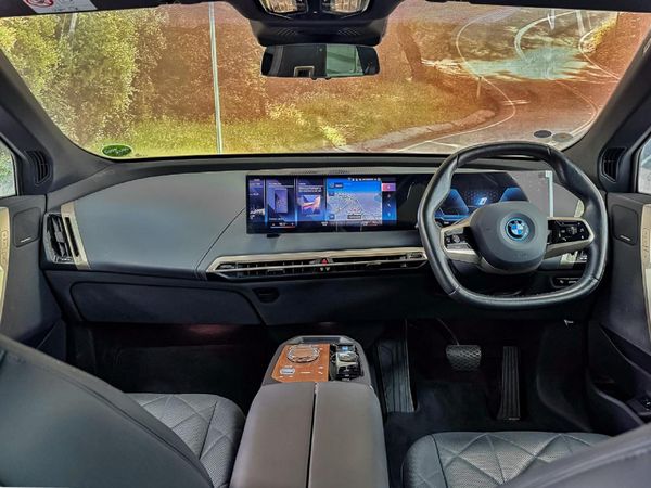 2022-BMW-iX-xDrive40 image:4