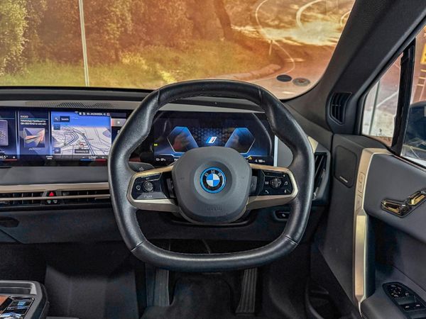 2022-BMW-iX-xDrive40 image:5