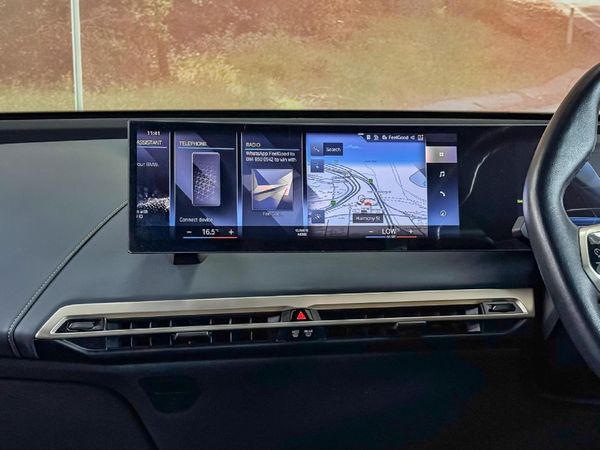 2022-BMW-iX-xDrive40 image:6