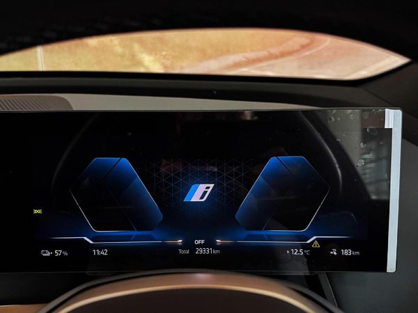 2022-BMW-iX-xDrive40 image:8