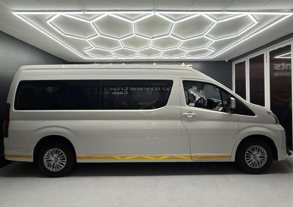 2019-Toyota-Quantum-28-GL-11-seat image:1