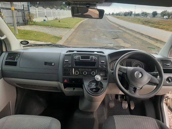 2012-Volkswagen-Kombi-20-TDI-103kW image:4