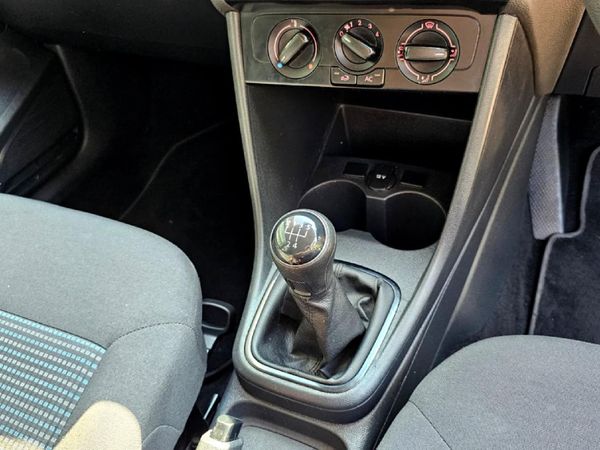 2019-Volkswagen-Polo-Vivo-14-Comfortline-5-dr image:12
