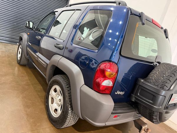 2004-Jeep-Cherokee-37-Limited-Auto image:10