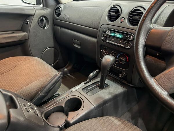 2004-Jeep-Cherokee-37-Limited-Auto image:14