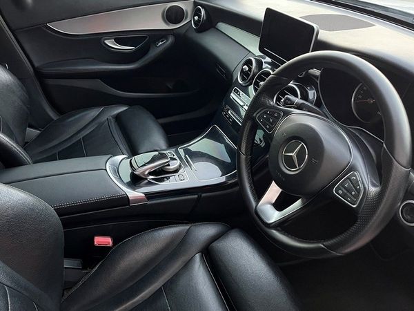 2015-Mercedes-Benz-C-Class-C-180-AMG-Line-Auto image:4