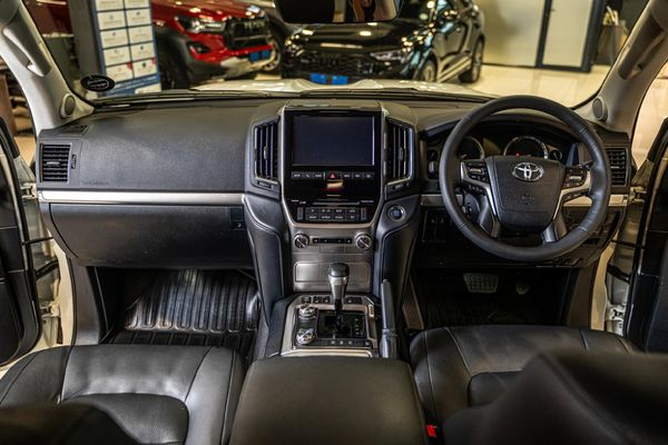 2020-Toyota-Land-Cruiser-200-45-D-V8-VX-R-Auto image:6