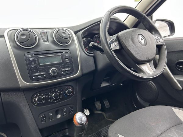 2015-Renault-Sandero-900T-Stepway image:7