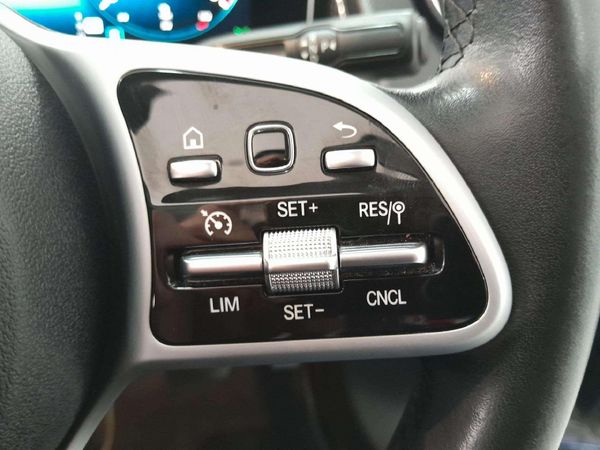2021-Mercedes-Benz-GLB-220d-4Matic image:15