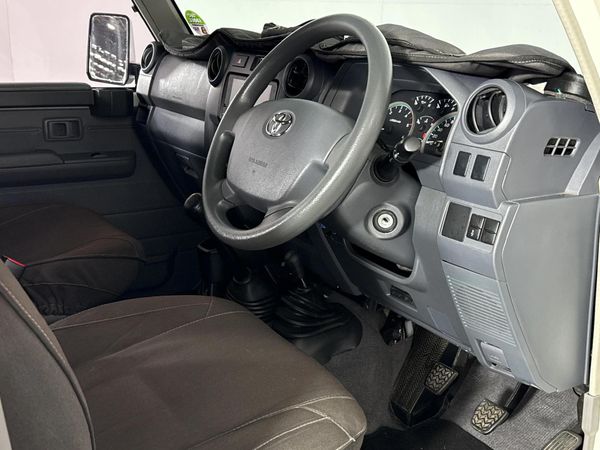 2023-Toyota-Land-Cruiser-79-45-D-Double-Cab image:9