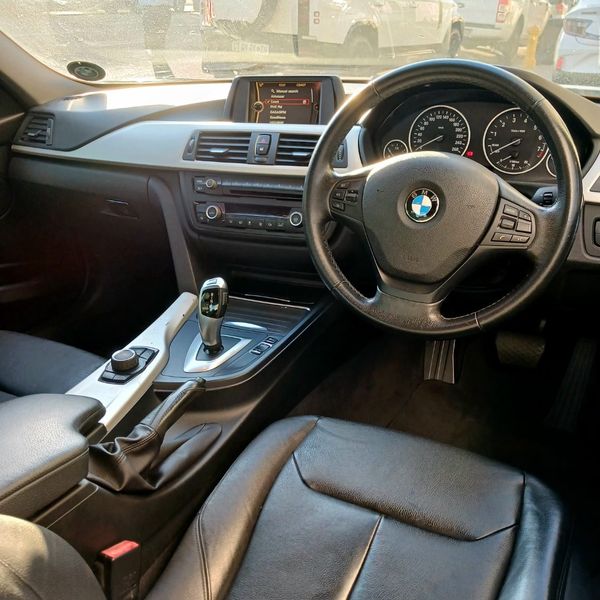 2014-BMW-3-Series-320i-Luxury-Auto image:11