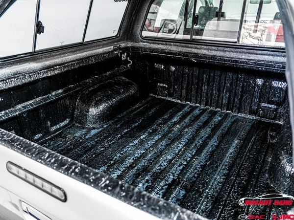 2014-Toyota-Hilux-25-D-4D-VNT-106kW-Raised-Body-Double-Cab image:29