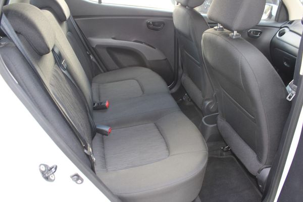 2011-Hyundai-i10-12-GLS-Auto image:16