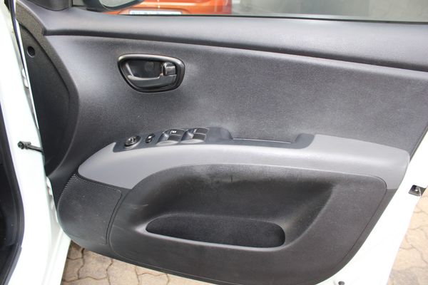 2011-Hyundai-i10-12-GLS-Auto image:20