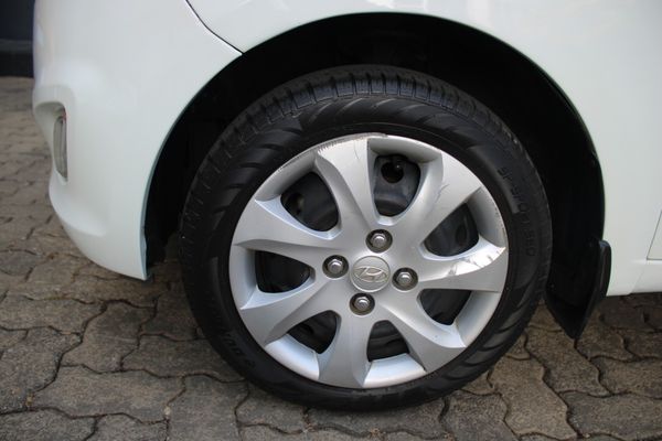 2011-Hyundai-i10-12-GLS-Auto image:5