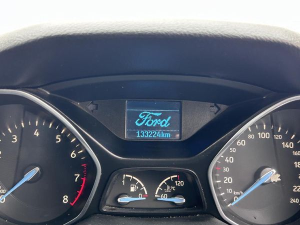 2015-Ford-Focus-10-EcoBoost-Ambiente image:9