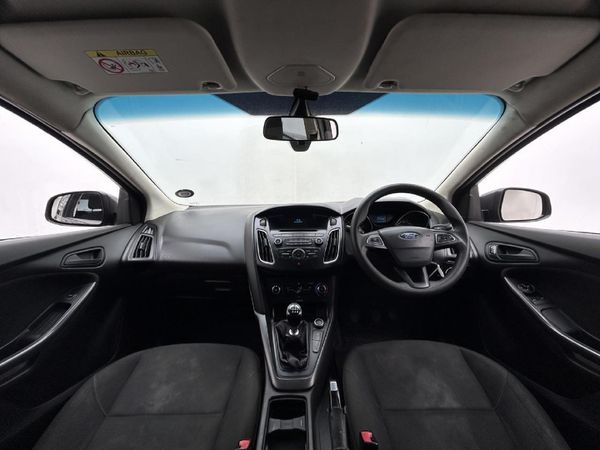 2015-Ford-Focus-10-EcoBoost-Ambiente image:10