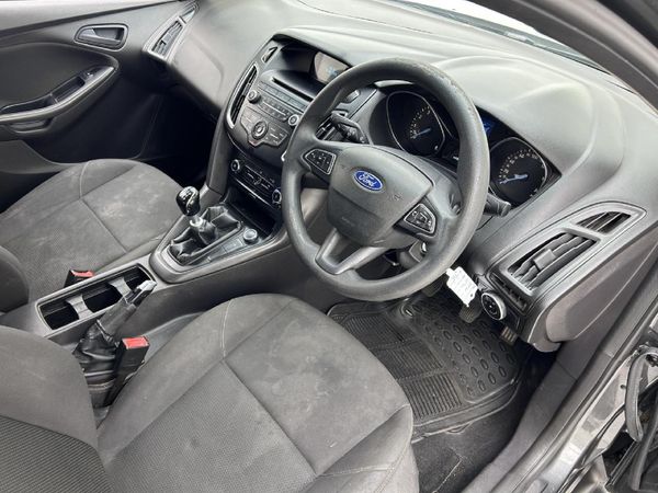 2015-Ford-Focus-10-EcoBoost-Ambiente image:13