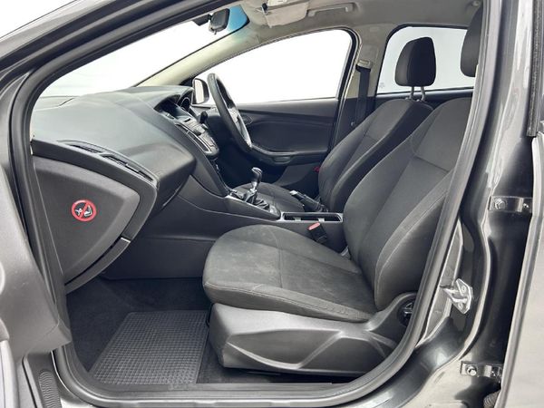 2015-Ford-Focus-10-EcoBoost-Ambiente image:6
