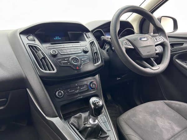 2015-Ford-Focus-10-EcoBoost-Ambiente image:7