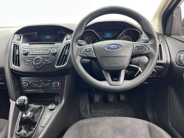 2015-Ford-Focus-10-EcoBoost-Ambiente image:8