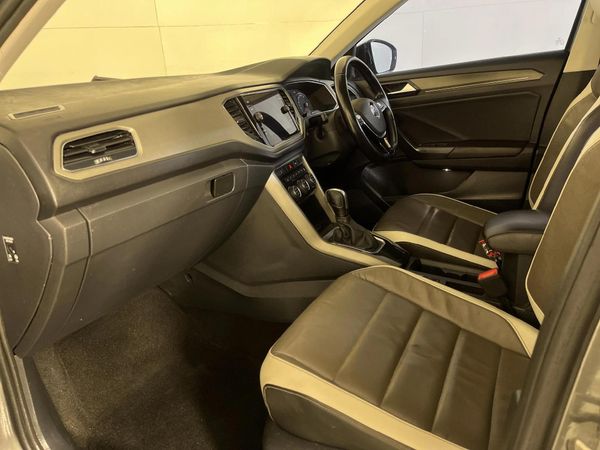 2022-Volkswagen-T-Roc-14-TSI-Design-Auto image:8