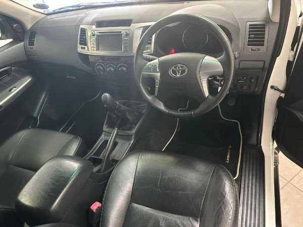 2015-Toyota-Hilux-30-D-4D-Legend-45-4x4-Xtra-Cab image:5