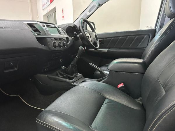 2015-Toyota-Hilux-30-D-4D-Legend-45-4x4-Xtra-Cab image:6