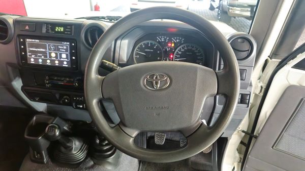 2022-Toyota-Land-Cruiser-79-45-D-70th-Edition-Single-Cab image:16