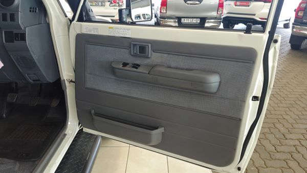 2022-Toyota-Land-Cruiser-79-45-D-70th-Edition-Single-Cab image:17
