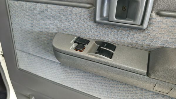 2022-Toyota-Land-Cruiser-79-45-D-70th-Edition-Single-Cab image:18