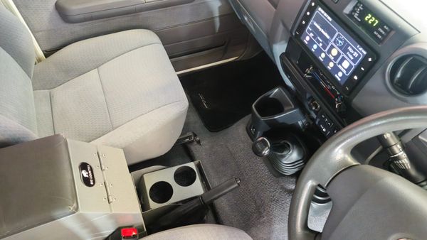2022-Toyota-Land-Cruiser-79-45-D-70th-Edition-Single-Cab image:19