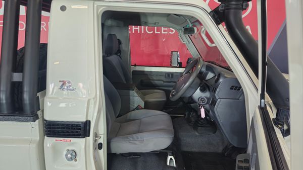 2022-Toyota-Land-Cruiser-79-45-D-70th-Edition-Single-Cab image:20