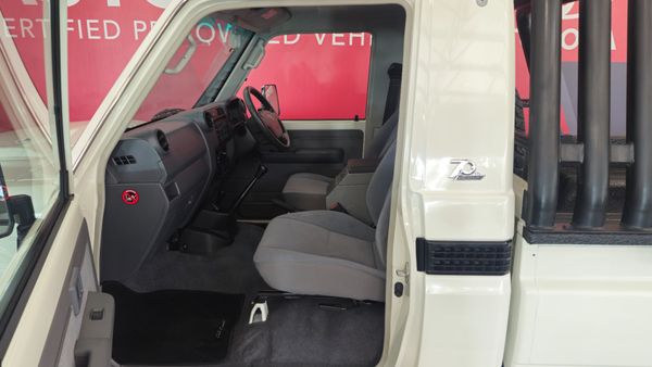 2022-Toyota-Land-Cruiser-79-45-D-70th-Edition-Single-Cab image:21
