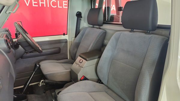 2022-Toyota-Land-Cruiser-79-45-D-70th-Edition-Single-Cab image:22