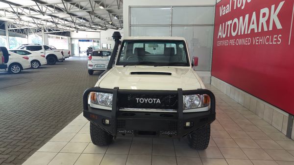 2022-Toyota-Land-Cruiser-79-45-D-70th-Edition-Single-Cab image:5