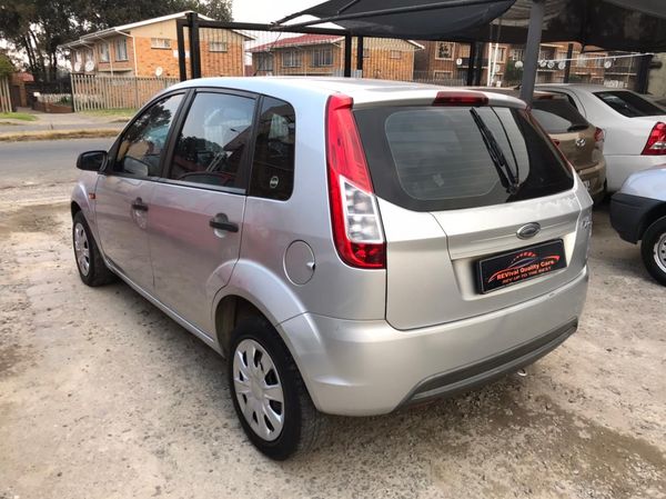 2013-Ford-Figo-14-Ambiente image:3
