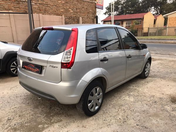 2013-Ford-Figo-14-Ambiente image:5