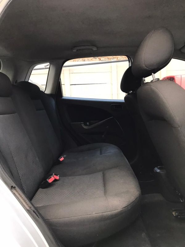 2013-Ford-Figo-14-Ambiente image:6
