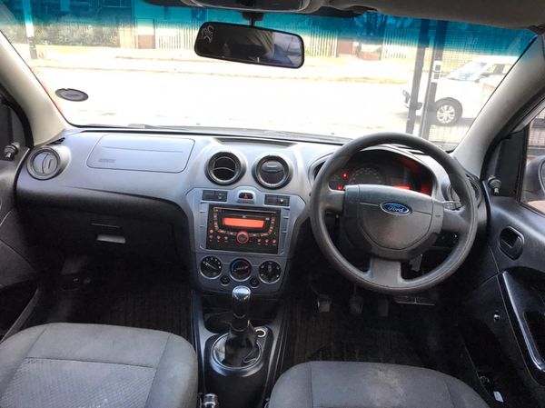 2013-Ford-Figo-14-Ambiente image:8