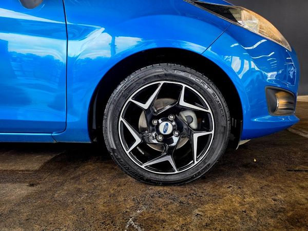 2013-Ford-Fiesta-14i-Trend-5-dr image:1