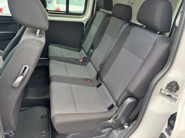 2018-Volkswagen-Caddy-Maxi-20-TDI-Trendline image:5