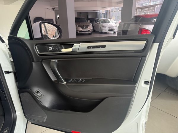 2016-Volkswagen-Touareg-30-V6-TDI-Auto-Bluemotion-180kW image:9