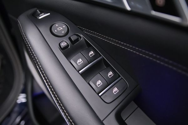 2023-BMW-X5-M60i image:9