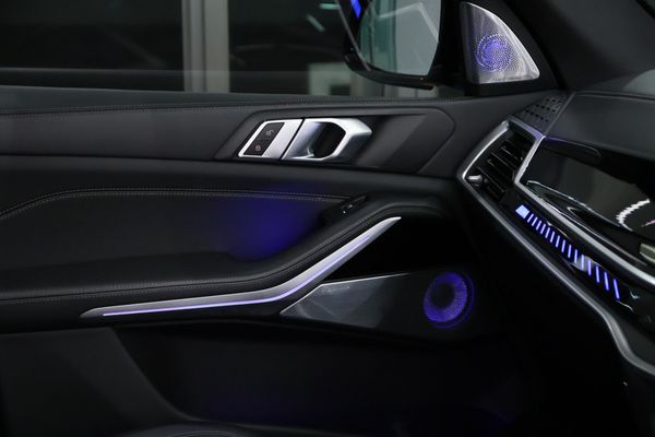 2023-BMW-X5-M60i image:12