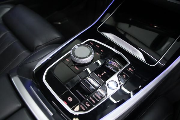 2023-BMW-X5-M60i image:15