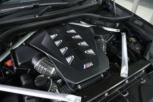 2023-BMW-X5-M60i image:23