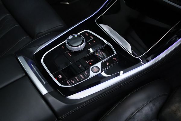 2023-BMW-X5-M60i image:25