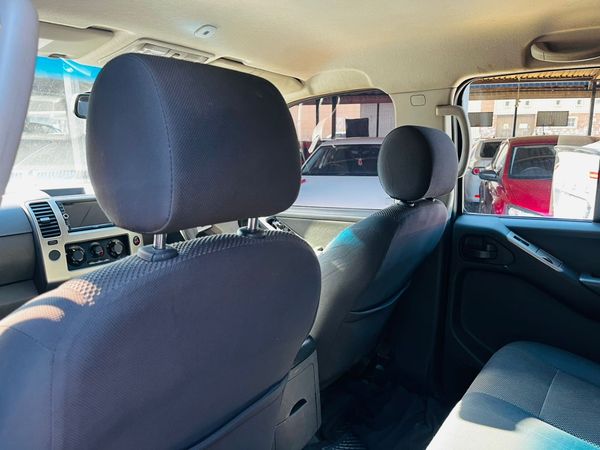 2013-Nissan-Navara-25-dCi-XE-Double-Cab image:15